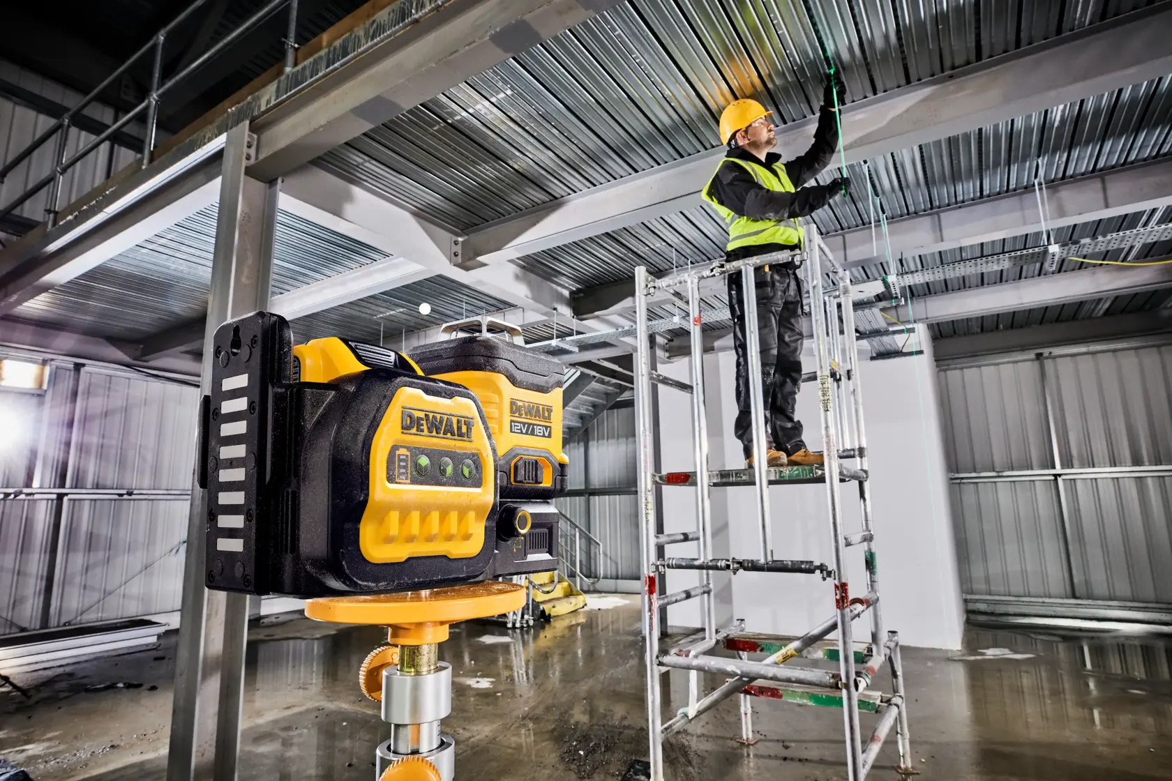 DEWALT® 12V/18V XR® Green Cross Line Laser (3 x 360) (1 X 2 Ah)