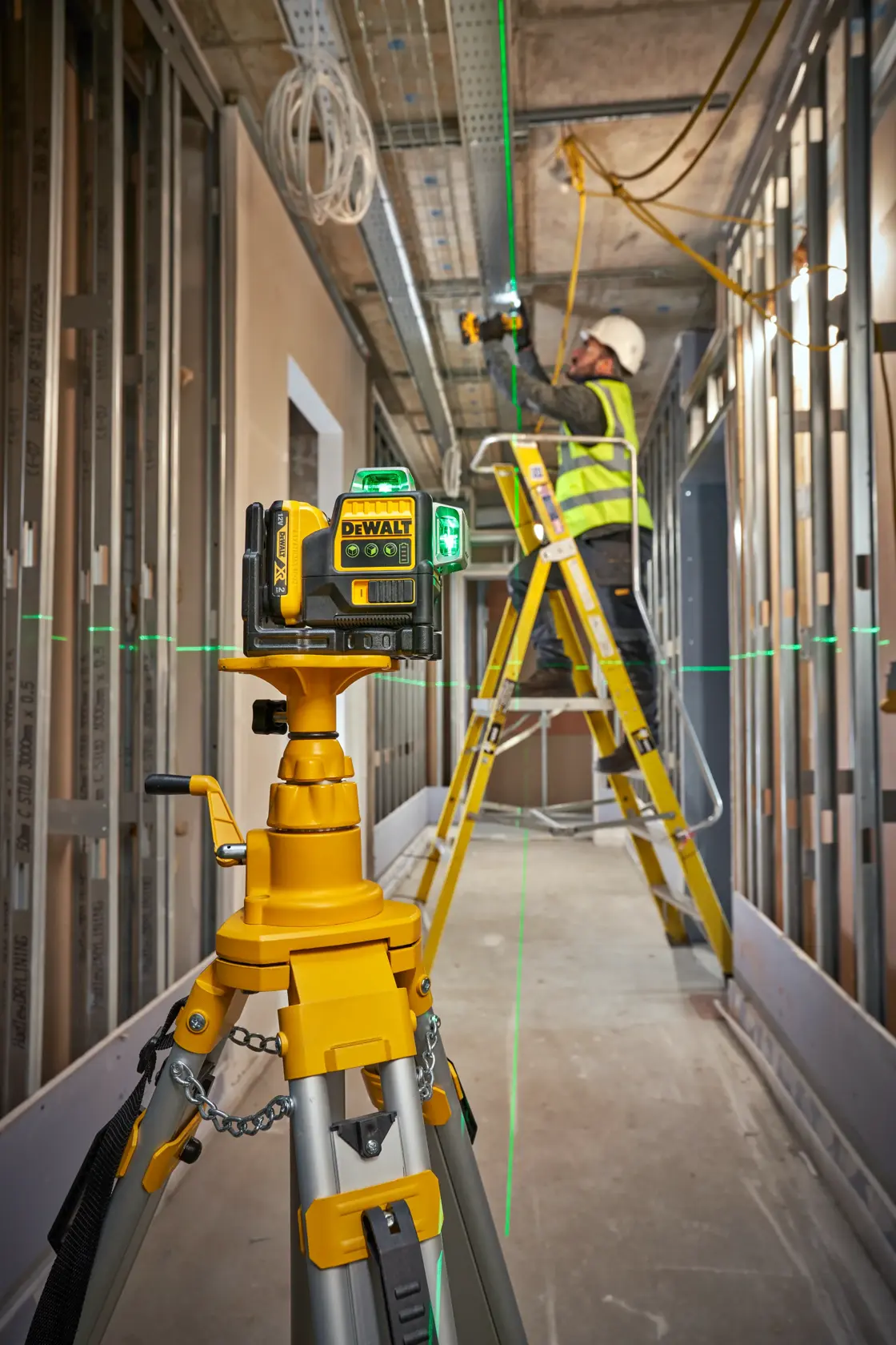 DEWALT® 12V XR® 3 X 360 Cross Line Green Laser (1X 2Ah)