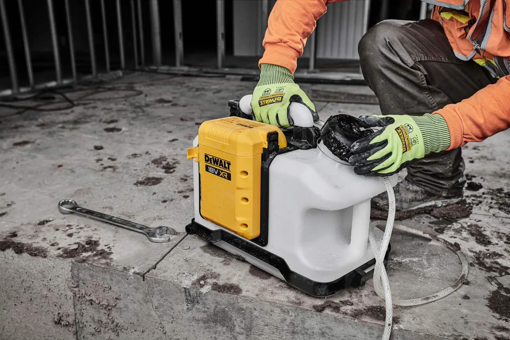 DEWALT® 18V XR® Water Tank