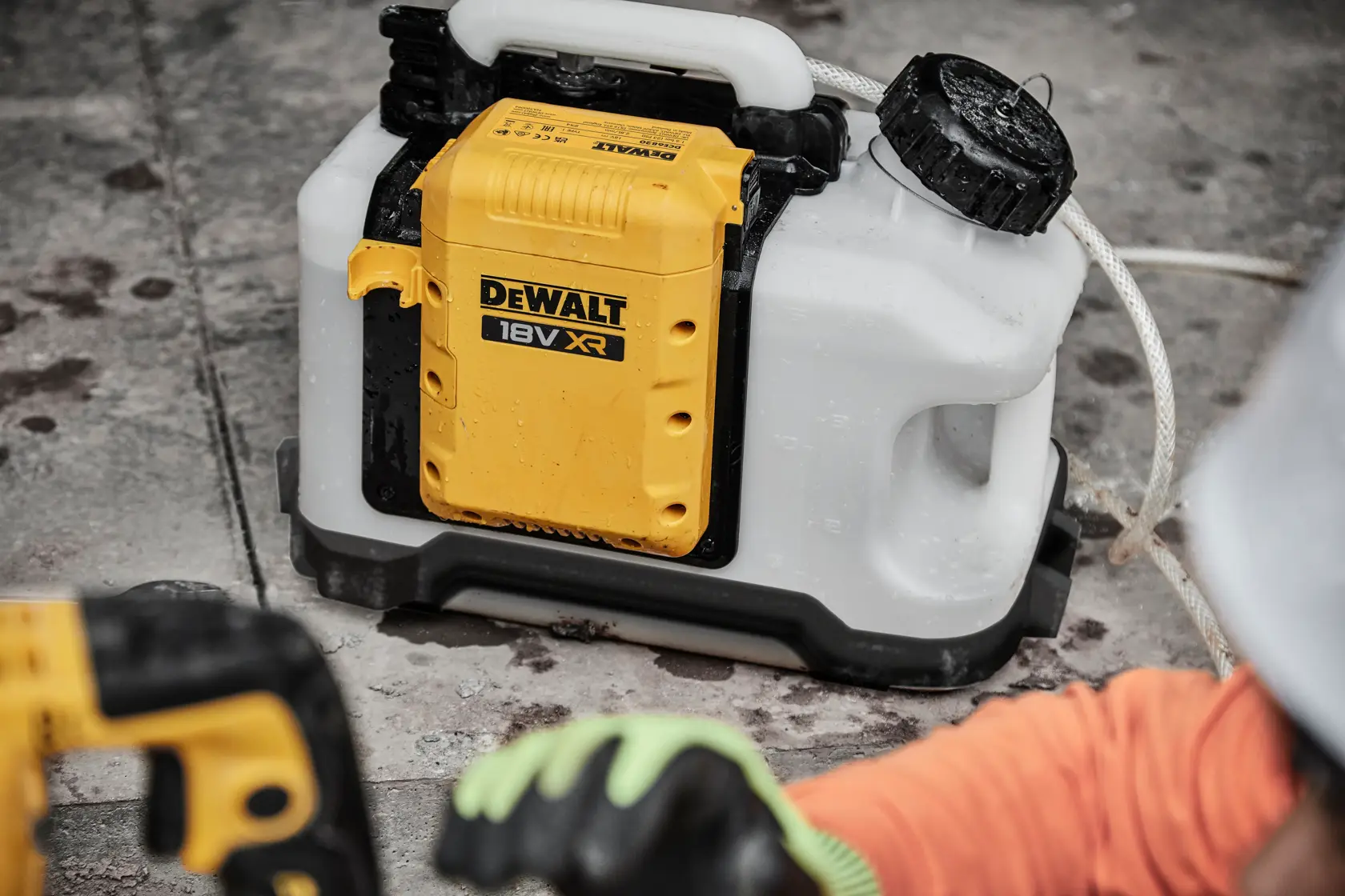 DEWALT® 18V XR® Water Tank