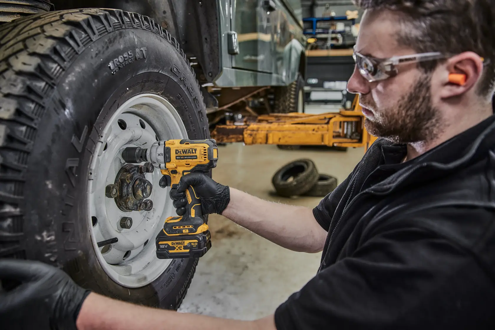 DEWALT® 18V XR® Brushless 1/2" Hog Ring Mid Torque Impact Wrench (Tool Only)