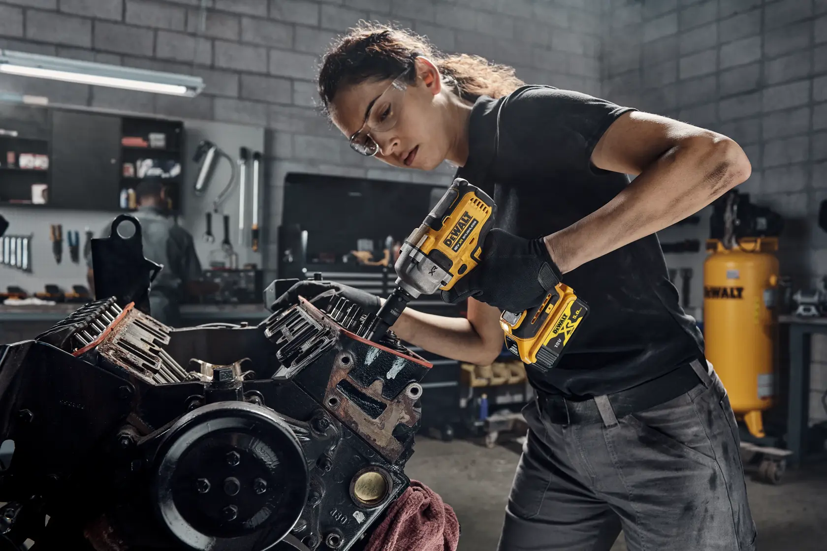 DEWALT® 18V XR® Brushless 1/2" Detent Pin Mid Torque Impact Wrench - 2 X 5Ah Battery