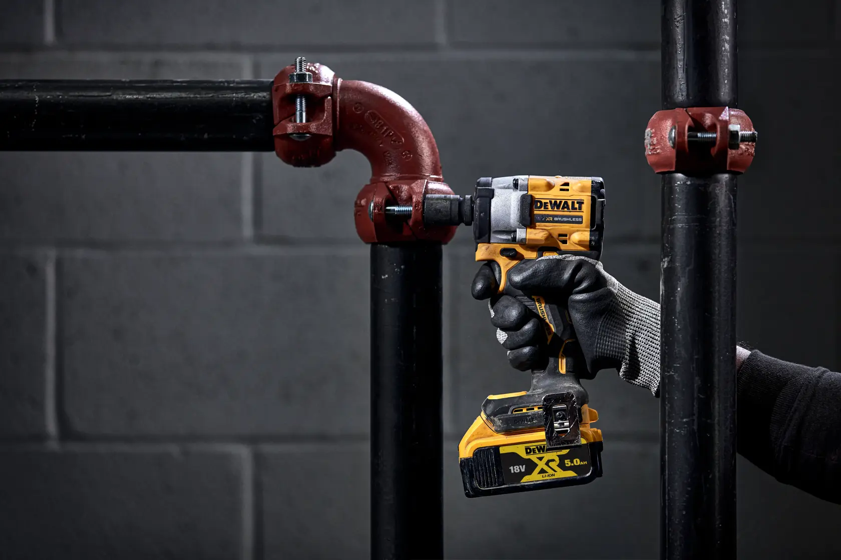 DEWALT® 18V XR® Brushless 1/2" Detent Pin Compact Impact Wrench - 2 X 5Ah Battery