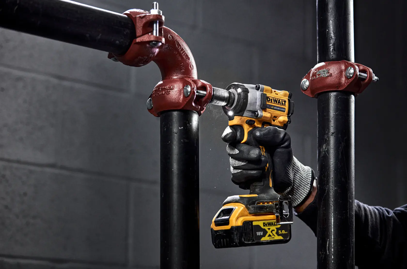 DEWALT® 18V XR® Brushless 1/2" Detent Pin Compact Impact Wrench - 2 X 5Ah Battery