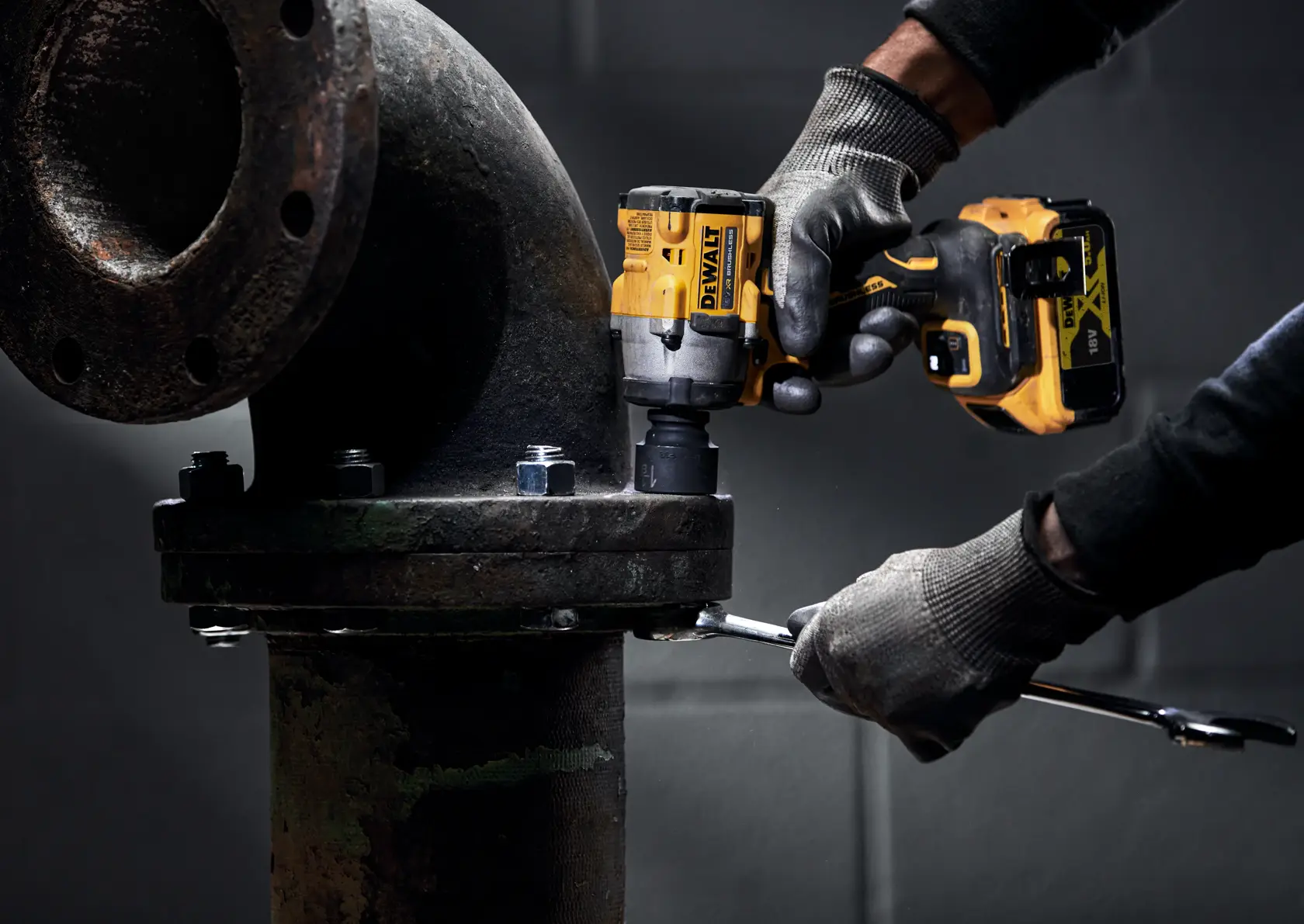 DEWALT® 18V XR® Brushless 1/2" Detent Pin Compact Impact Wrench - 2 X 5Ah Battery