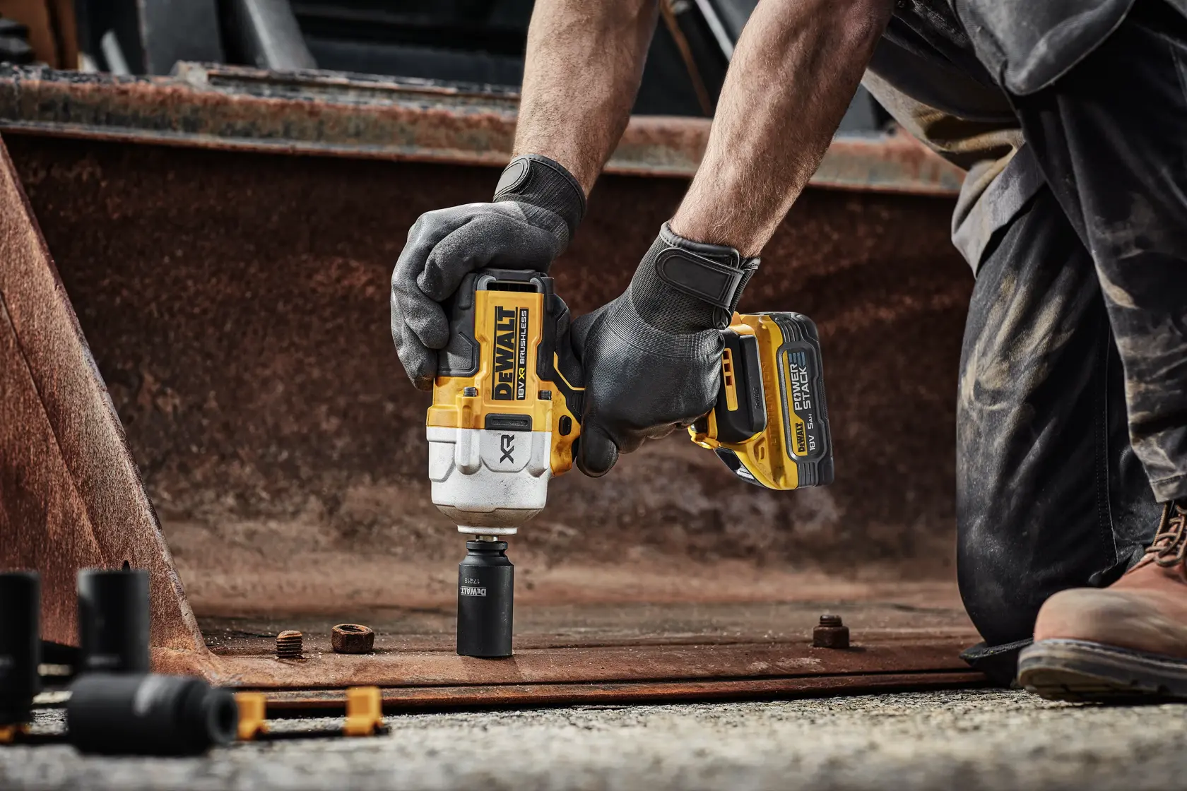 DEWALT® 18V XR® Brushless 1/2" Hog Ring Premium High Torque Impact Wrench - 2 X 5Ah POWERSTACK™ Battery