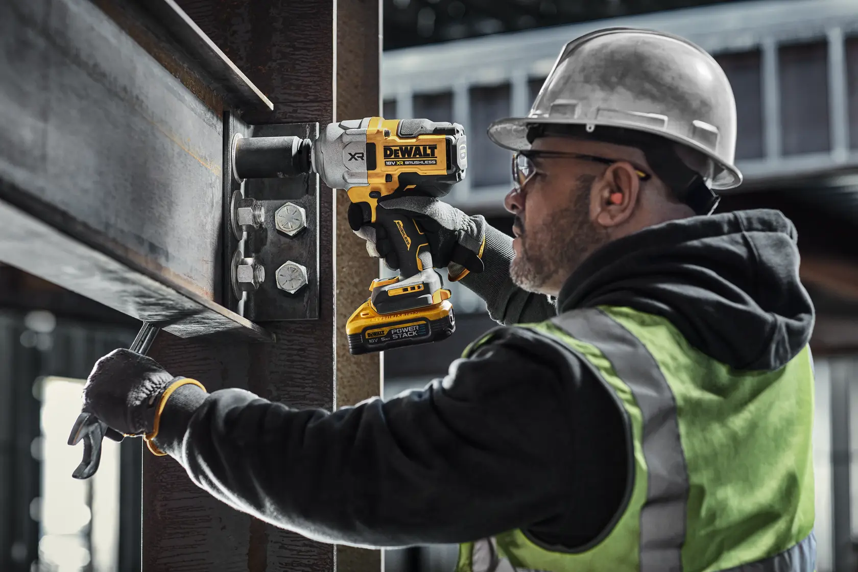 DEWALT® 18V XR® Brushless 1/2" Hog Ring Premium High Torque Impact Wrench - 2 X 5Ah POWERSTACK™ Battery