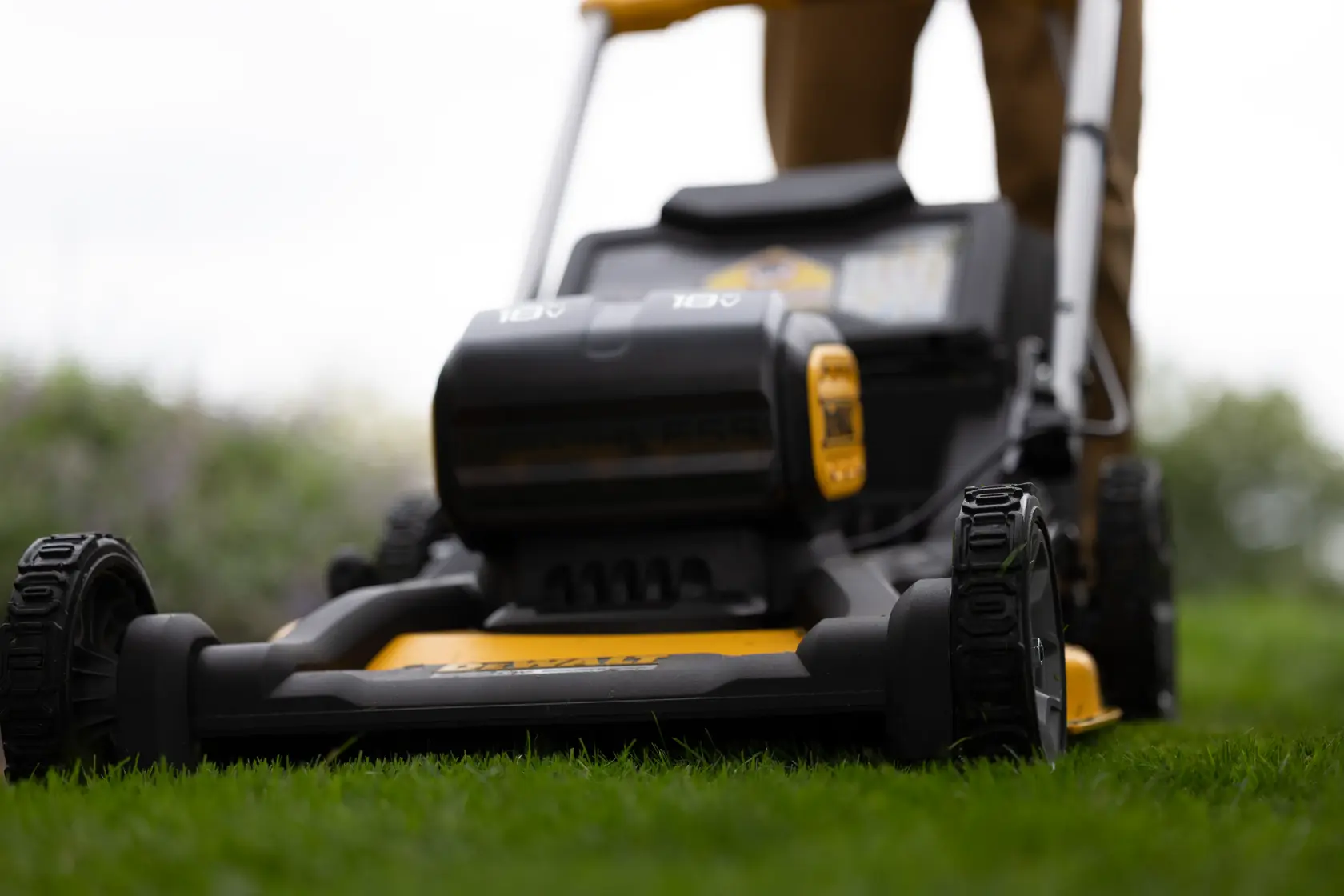 DEWALT® 2x18V XR® Self-Propelled Lawn Mower - 2 x 8Ah