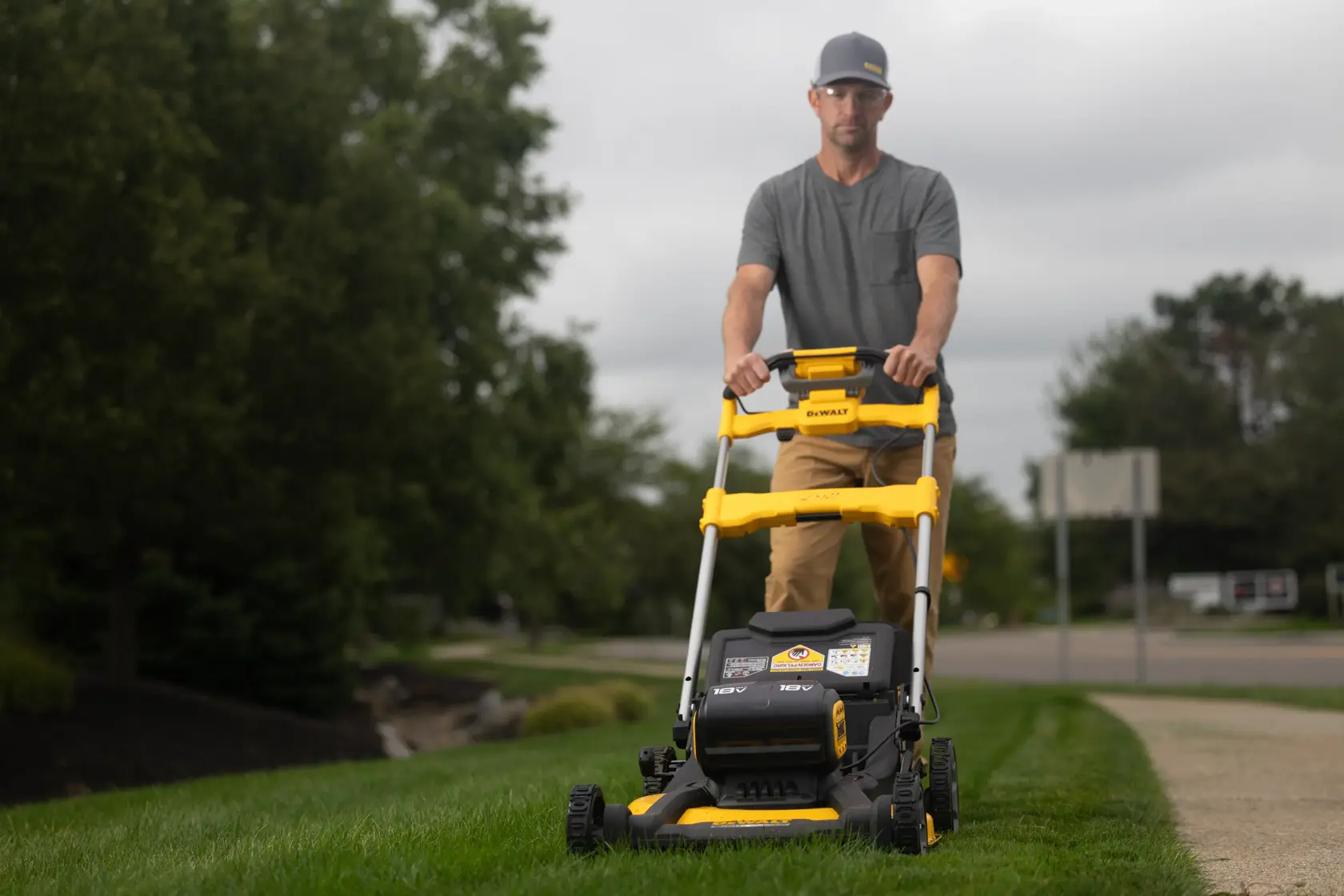 DEWALT® 2x18V XR® Self-Propelled Lawn Mower - 2 x 8Ah