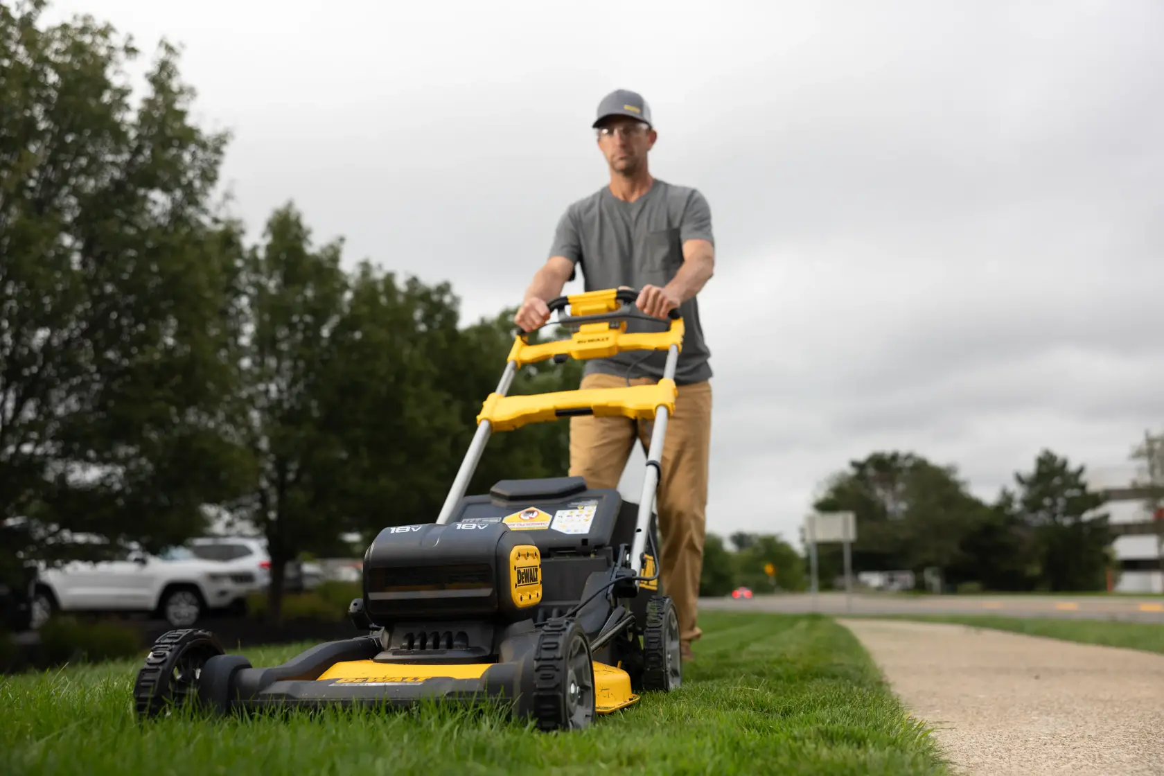 DEWALT® 2x18V XR® Self-Propelled Lawn Mower - 2 x 8Ah