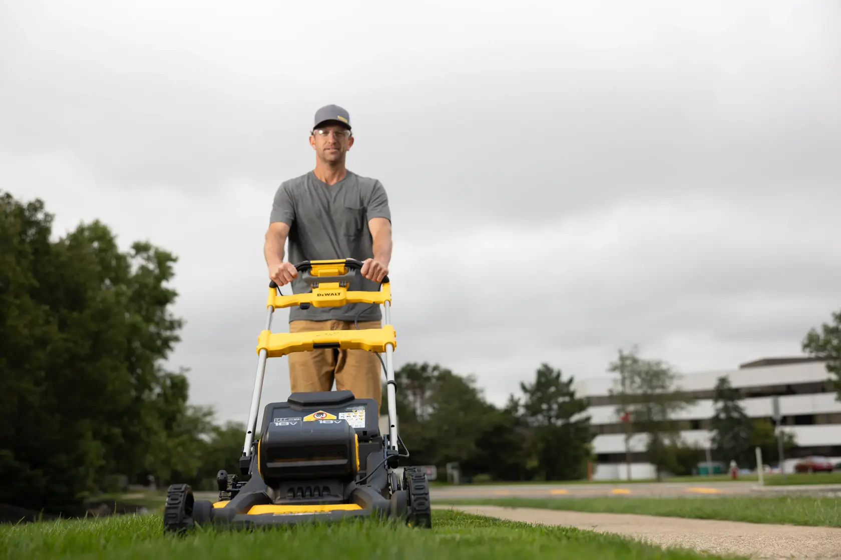DEWALT® 2x18V XR® Self-Propelled Lawn Mower - 2 x 8Ah