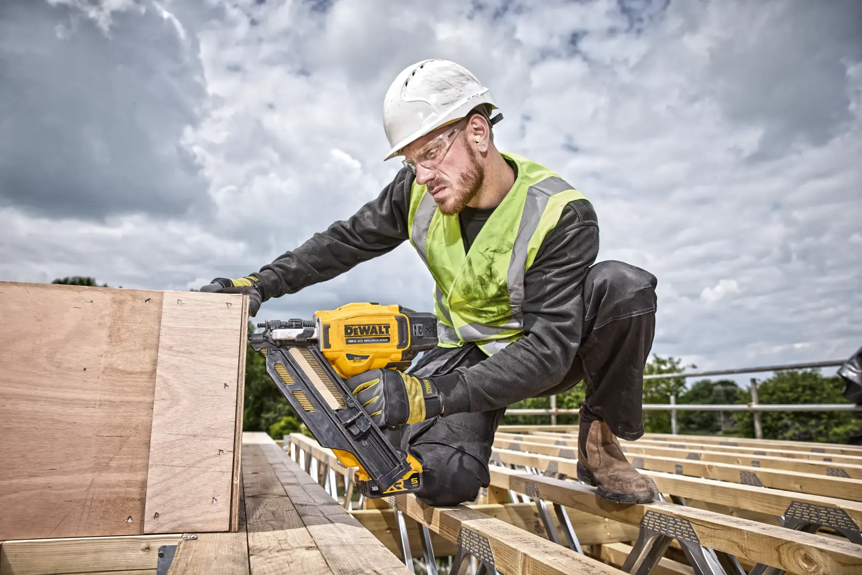 DEWALT® 18V XR® Brushless Next Gen Framing Nailer - 1 X 5Ah