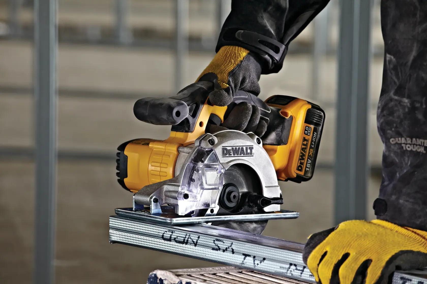 DEWALT® 18V XR® 140mm Metal Cutting Circular Saw (Tool Only)