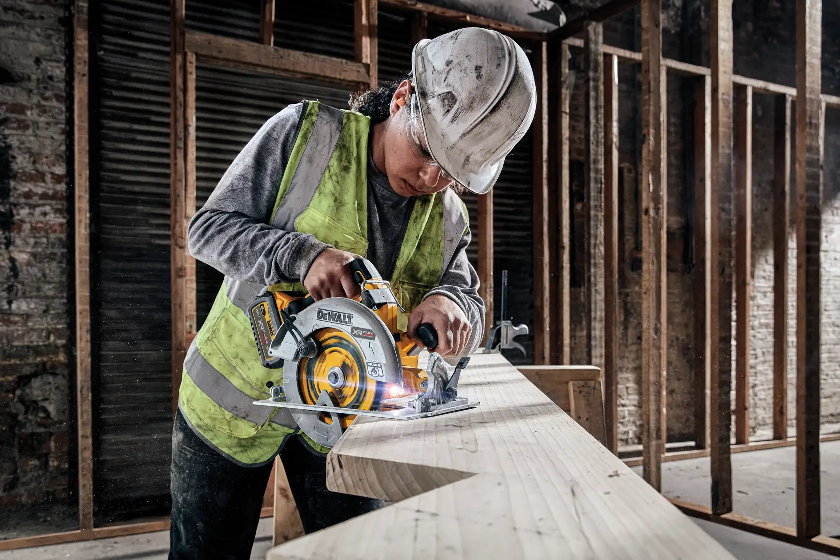 DEWALT® 18V XR® Brushless 184 mm Circular Saw (Tool Only)