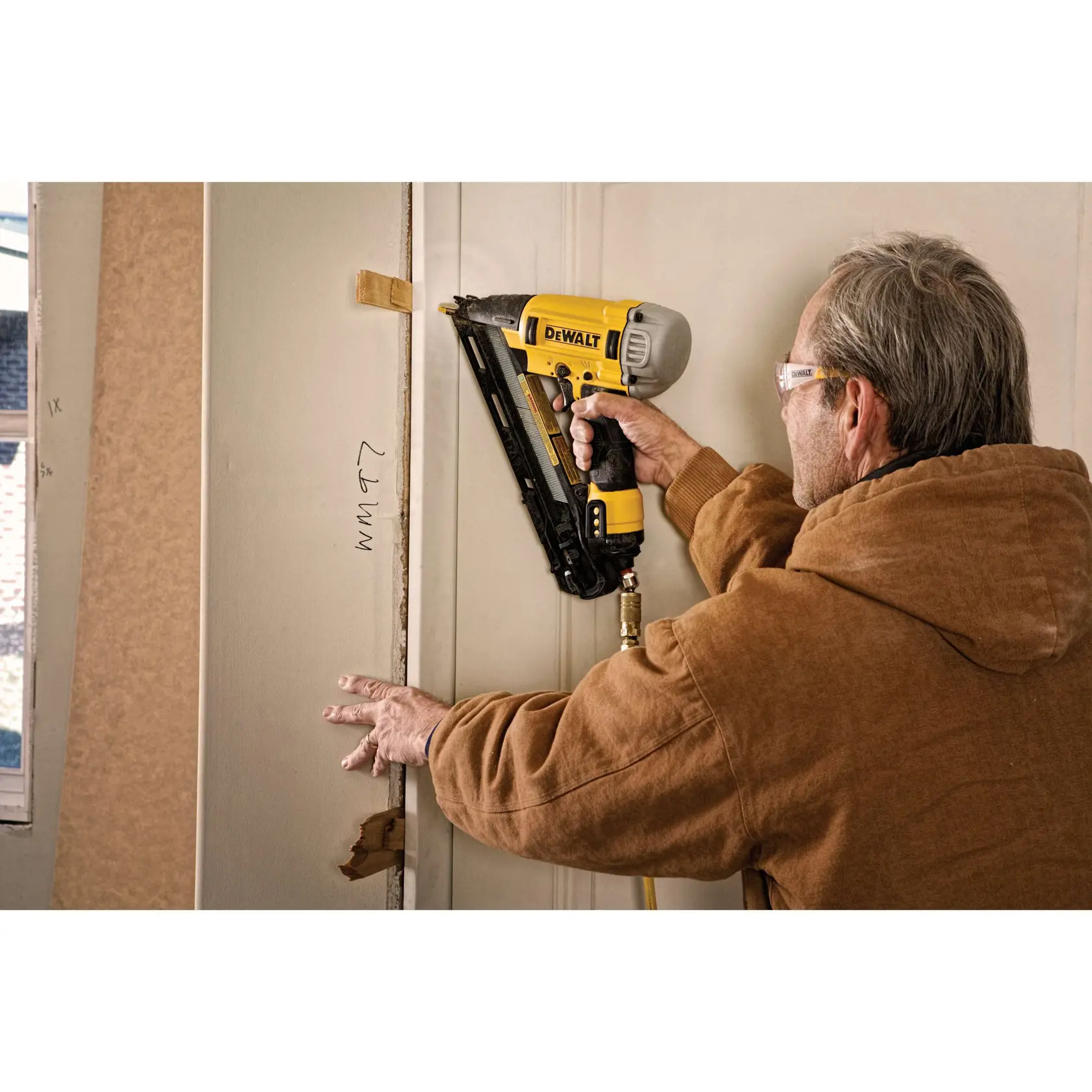 DEWALT® 15ga Pneumatic Finish Nailer Precision Point Tip