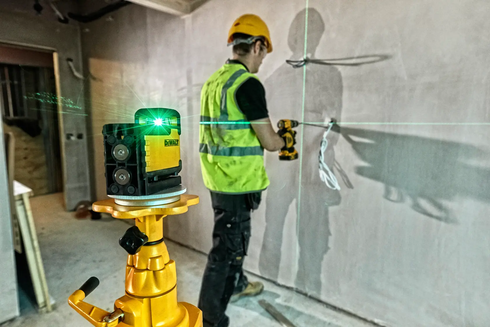 DEWALT® Alkaline 360° Cross Line Laser Green