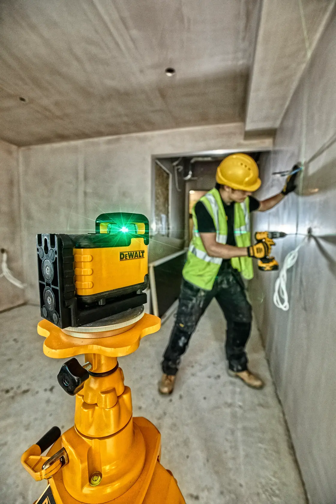 DEWALT® Alkaline 360° Cross Line Laser Green