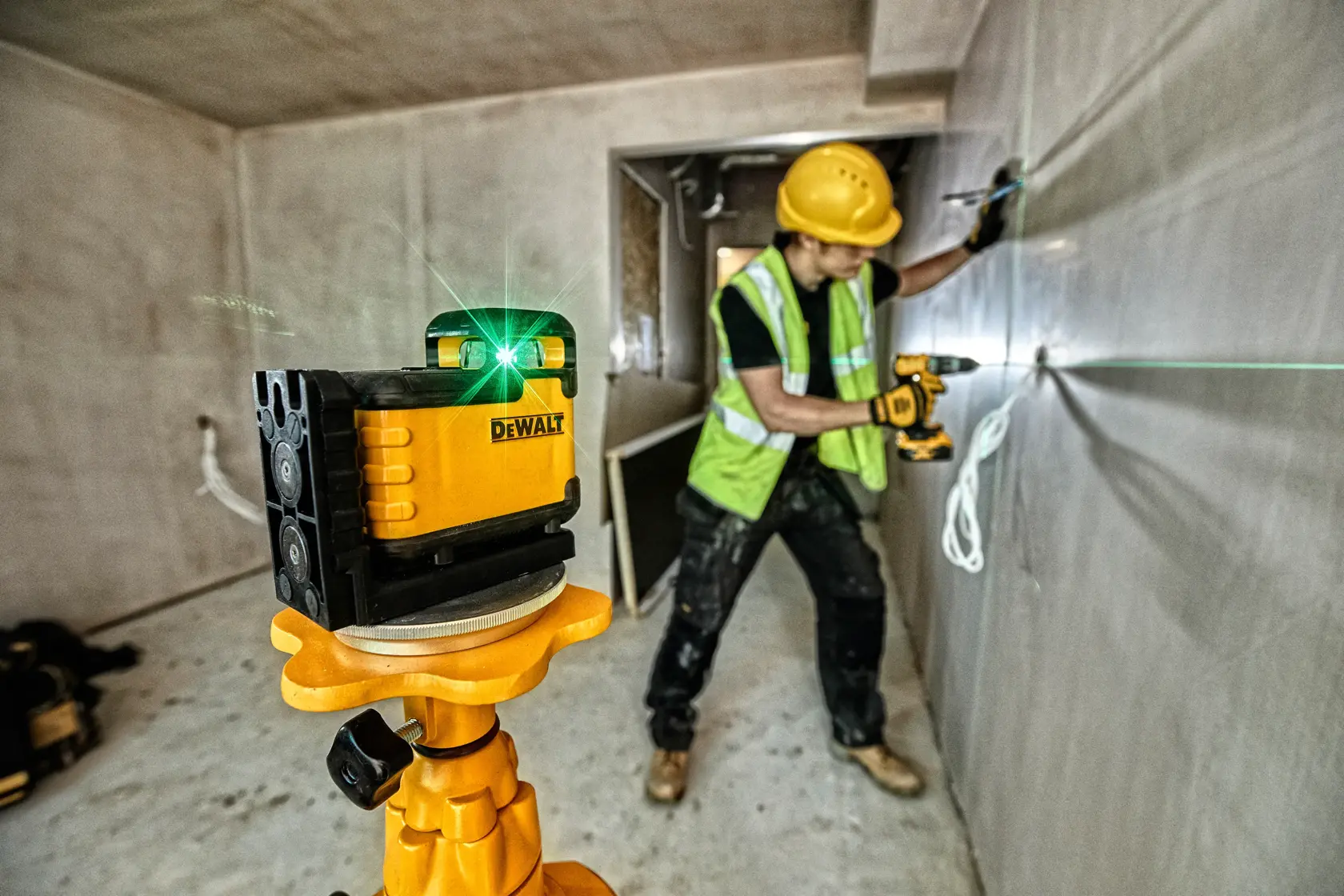 DEWALT® Alkaline 360° Cross Line Laser Green