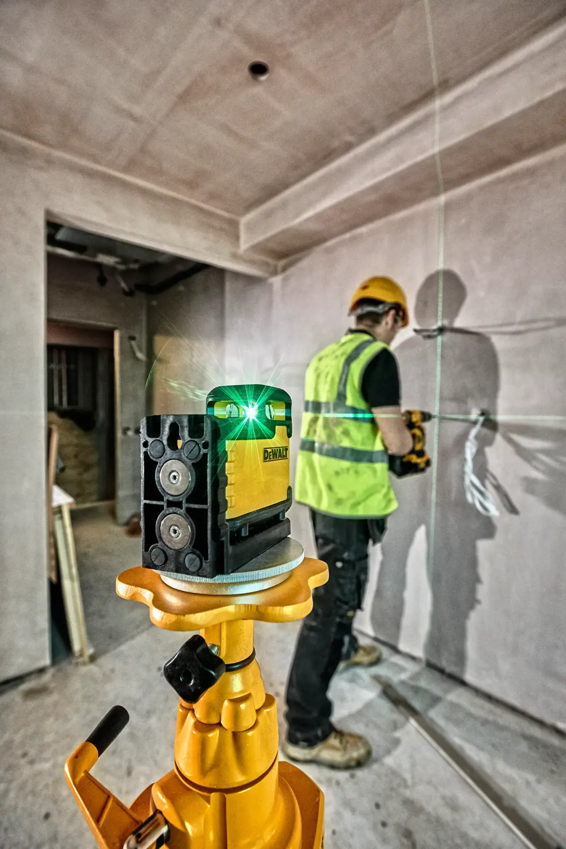 DEWALT® Alkaline 360° Cross Line Laser Green
