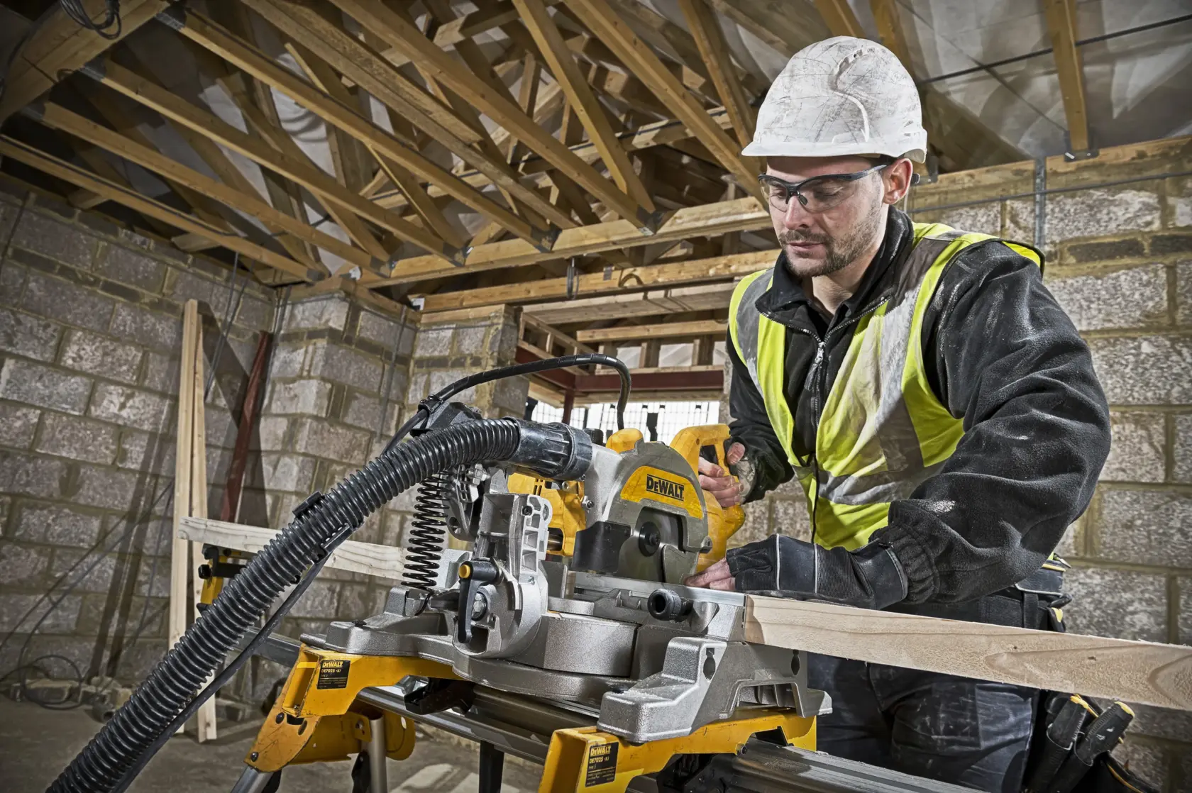 DEWALT® 216mm (8 1/2") Cross Cut Mitre Saw (XP™S)