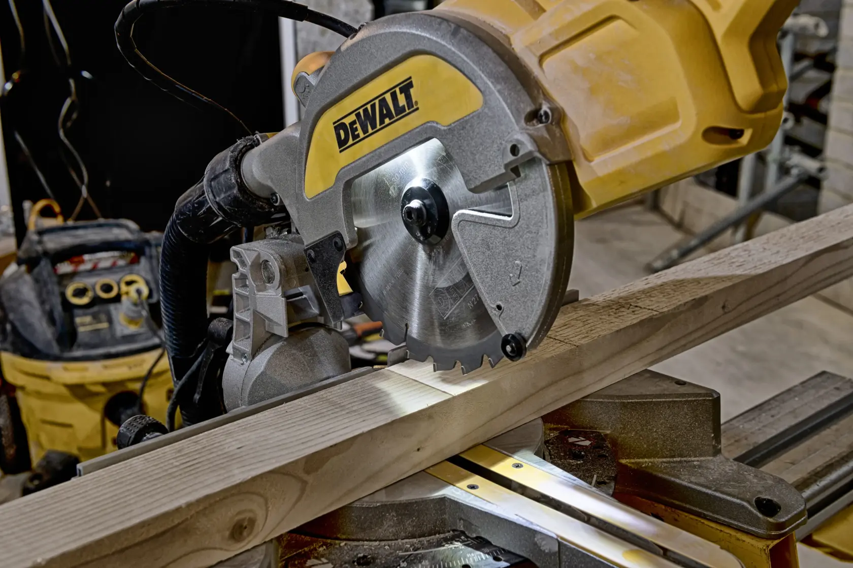 DEWALT® 216mm (8 1/2") Cross Cut Mitre Saw (XP™S)